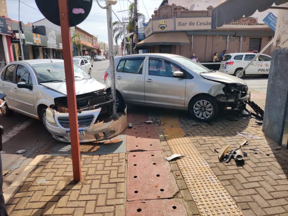 Foto 4 de 4 — Motorista não respeita sinalização e atinge veículo na região do Carmo, em Araraquara